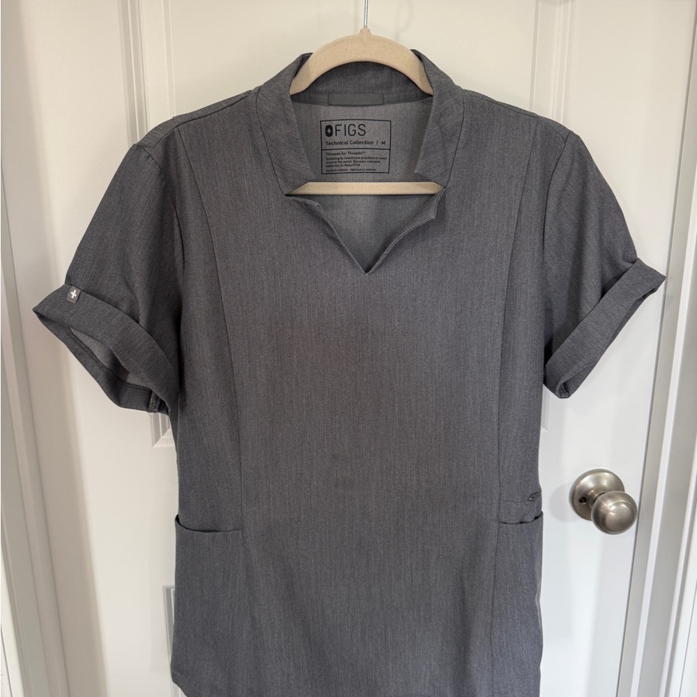 Figs women’s Gray Fitted Mandarin Collar scrub top